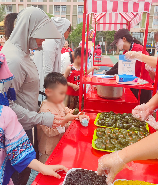 图为幼儿品尝壮乡传统美食